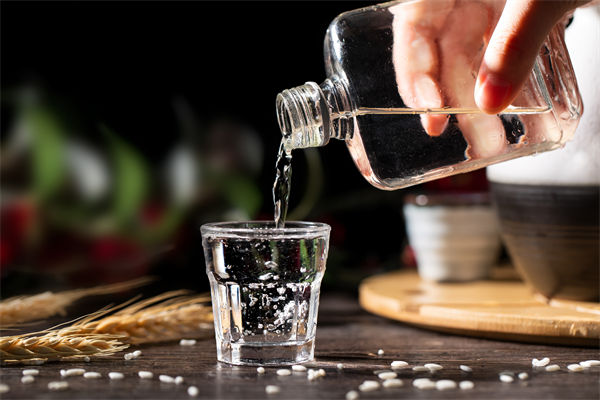白酒遇冷，集體“降度”，關(guān)聯(lián)企業(yè)有何營銷啟示？